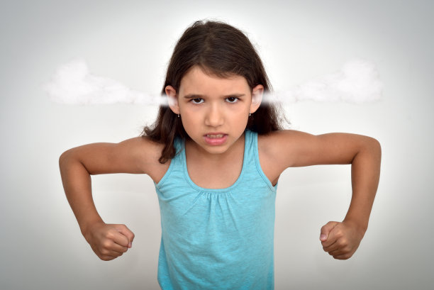 愤怒和咄咄逼人的年轻女孩与蒸汽吹出她的耳朵图片下载