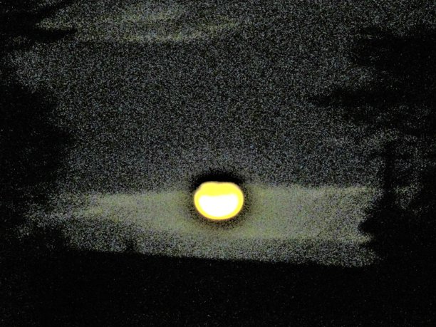 的夜晚。黑暗天空中的满月。图片下载