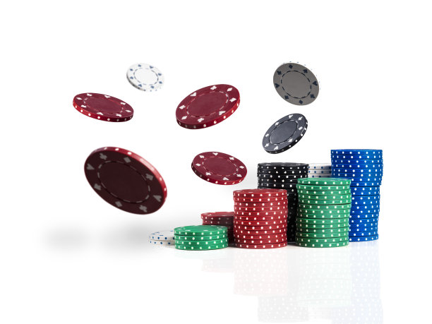 成堆的彩色芯片散落在一起，孤立在白色的背景上。特写照片。赌博娱乐图片下载