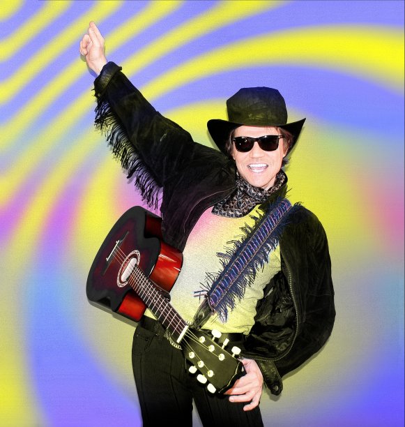 酷乡村歌手和吉他手戴着一顶帽子与原声吉他微笑和欢迎在一个丰富多彩的背景。图片下载