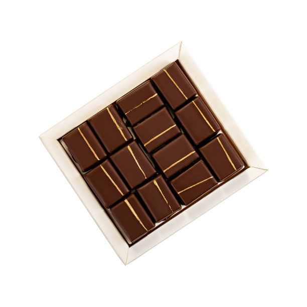 巧克力糖果设置在白色盒子孤立在白色图片下载