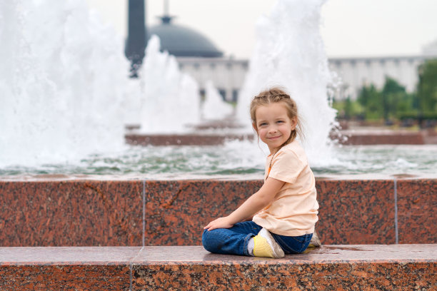 一个初中女生在散步图片下载