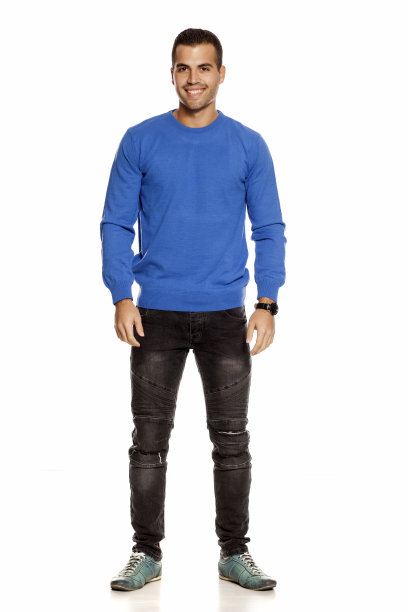 英俊快乐的年轻人在白色的背景上穿衬衫和牛仔裤图片下载