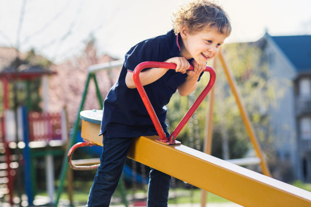 小男孩在操场上摇摇欲坠图片下载