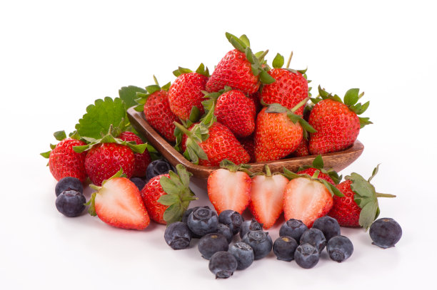 一碗美丽和美味的草莓和蓝莓孤立在白色的背景。图片下载