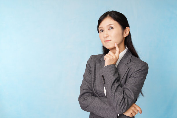 年轻的女商人陷入了沉思图片下载