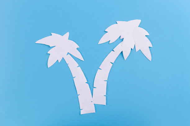 蓝色背景上的棕榈树图片下载