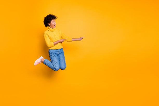 完整的身体尺寸copyspace照片时尚的时尚模特漂亮甜蜜迷人的女朋友指着空跳起来广告穿着牛仔裤牛仔套衫孤立充满活力的颜色背景图片下载