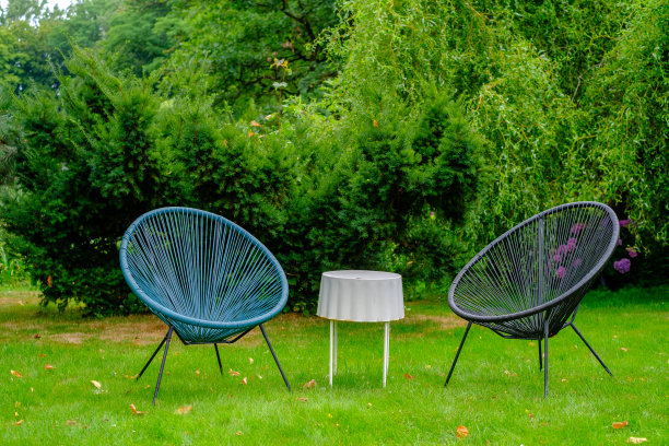 草地上放着两把户外椅子图片下载