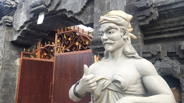 印度尼西亚巴厘岛一座寺庙里的雕像图片下载