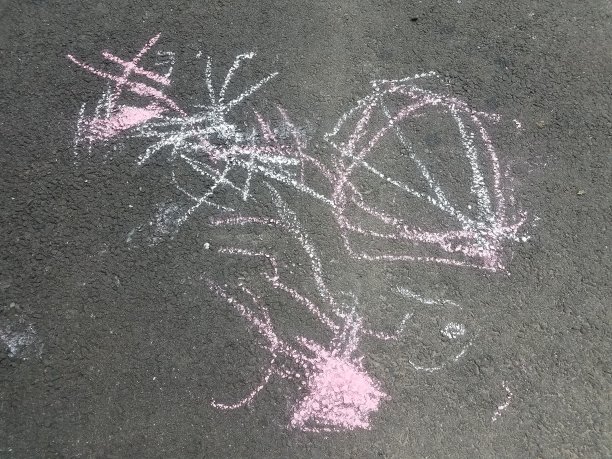 沥青上有粉红色和白色的粉笔图片下载