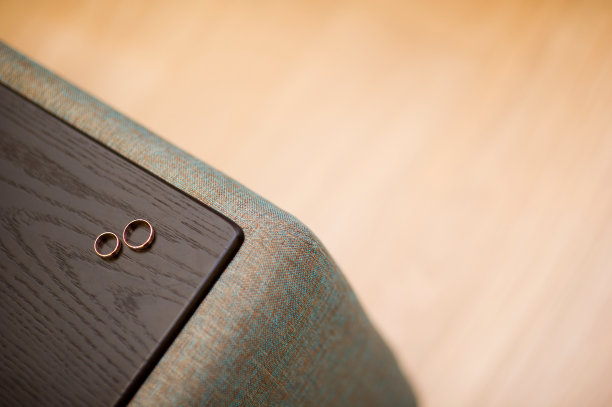 结婚戒指放在沙发扶手上图片下载