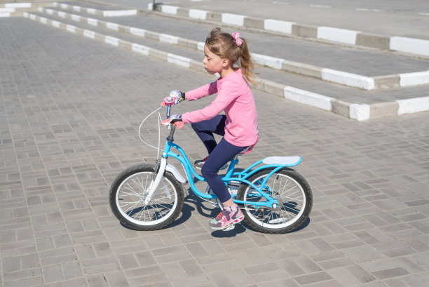 女孩骑着自行车，自由空间。图片下载