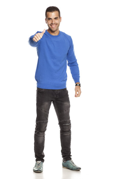英俊快乐的年轻男子衬衫和牛仔裤在白色背景显示拇指向上图片下载