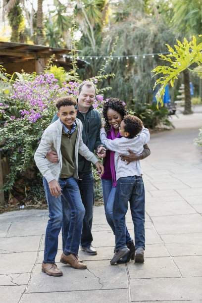 在公园里有两个男孩的混血儿家庭图片下载