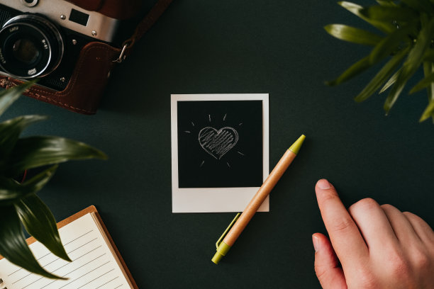 俯视图平放手卧用宝丽来拍摄图片下载