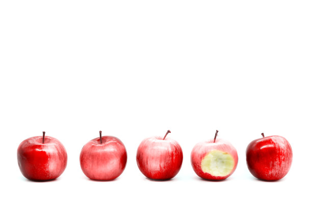 被咬的苹果在完整的苹果中图片下载