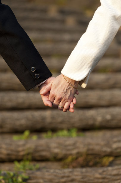 母亲牵着十几岁的女儿走在一起，一步一步地爬上楼梯图片下载