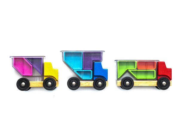 多色玩具汽车卡车与一个透明的身体装载的积木-拼图在一个孤立的白色背景。概念交付，卡车，货物和儿童教育游戏图片下载