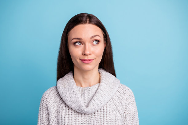 近距离的照片可爱的漂亮的思想女士想未来的周末白日梦有想法穿白色针织套衫孤立在蓝色背景图片下载
