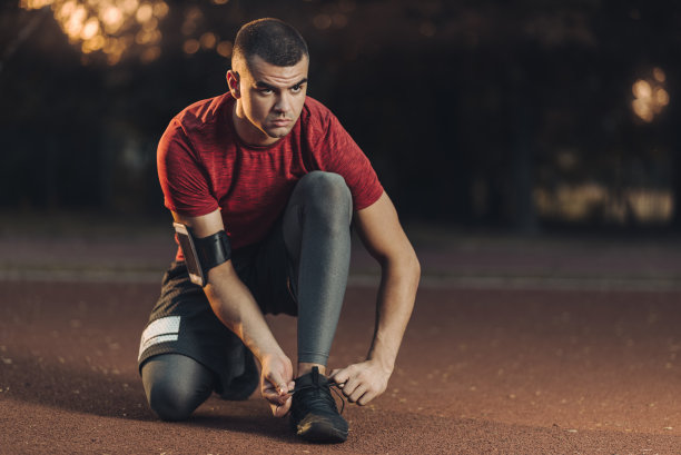 一个年轻人正准备去健身图片下载