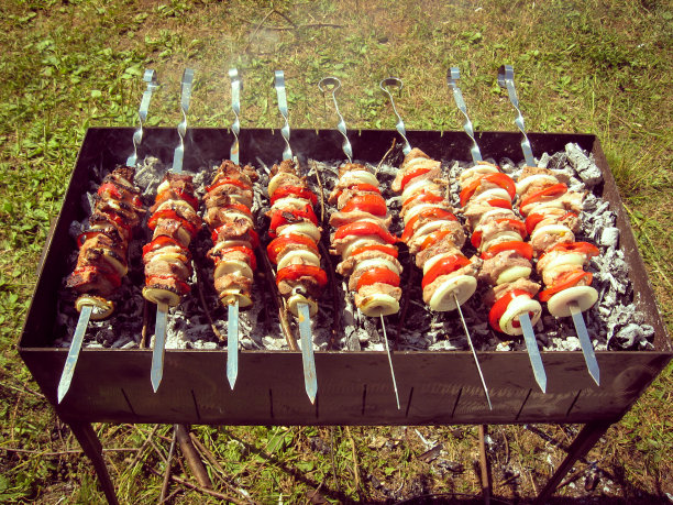 Shashlik以自然为背景。烤美食。烧烤烹饪食物。烤的肉。图片下载