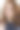 照片中的14 / 15岁红头发、皮肤苍白、长着雀斑的少女坐在卧室里看着镜头，神情轻松，微笑着做鬼脸图片下载