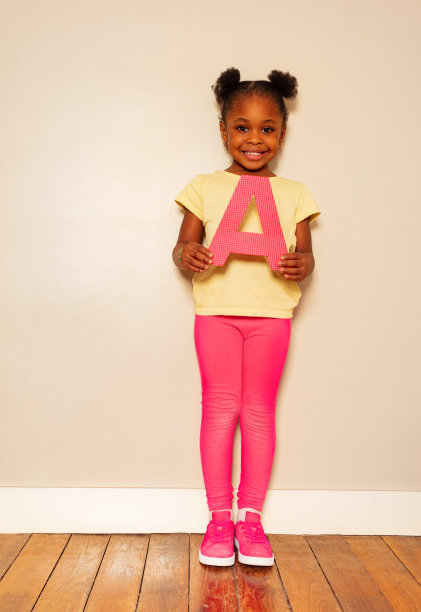 小黑姑娘用平静的表情拿着信图片下载