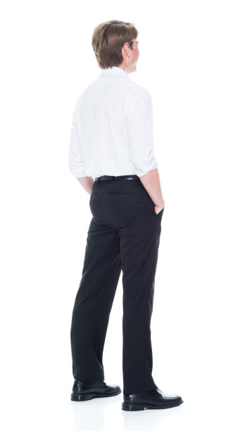 后视图/全长/一个20-29岁的成年人英俊的人白种年轻男子/男性商务人士/商人在白色背景穿着纽扣衬衫/衬衫/裤子/商务休闲装/智能休闲图片下载