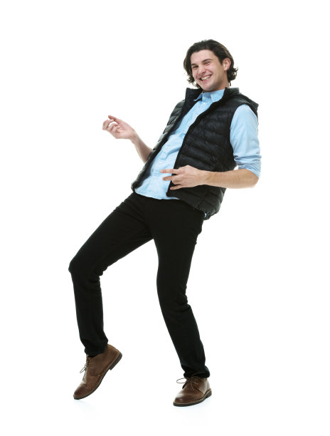 全长/一人/一人20-29岁英俊的人/长发白人男性摇滚音乐家弯曲/舞蹈在白色背景穿着背心/纽扣衬衫/衬衫/牛仔裤/酷的态度/音乐图片下载