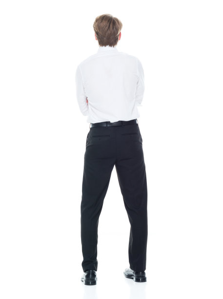 后视图/全长/一个20-29岁的成年人英俊的人白种年轻男子/男性商务人士/商人在白色背景穿着纽扣衬衫/衬衫/裤子/商务休闲装/智能休闲图片下载