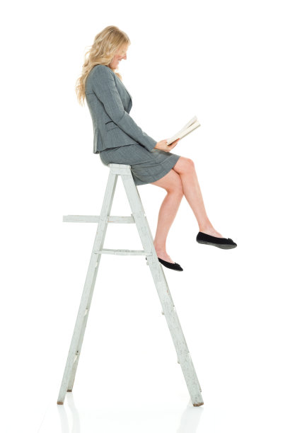 全长/一人/侧视图/侧面视图20-29岁的成年人漂亮的金发白人女性/年轻女性商人/商人/经理/学生/大学生坐在地板上/坐/休息图片下载