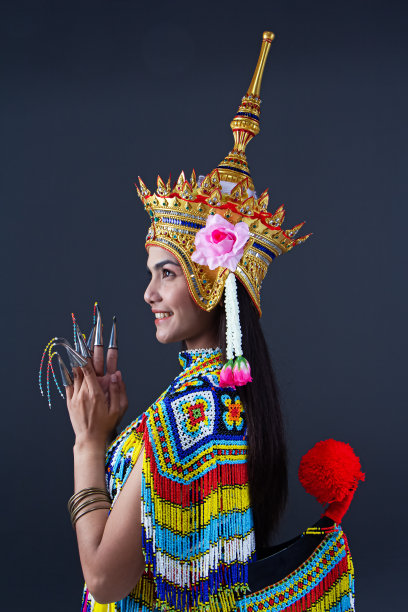 美丽的女子穿着五颜六色的珠子做成的泰国南方民族舞蹈服装，头上戴着头饰，为表演做准备图片下载