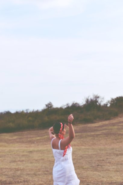 田野里的女孩图片下载