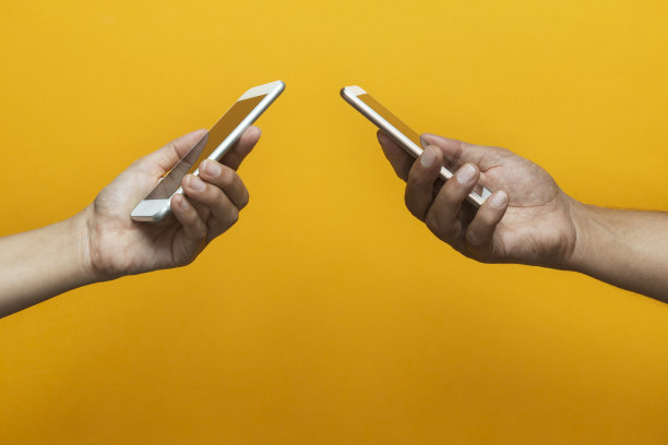 两只手拿着手机图片下载