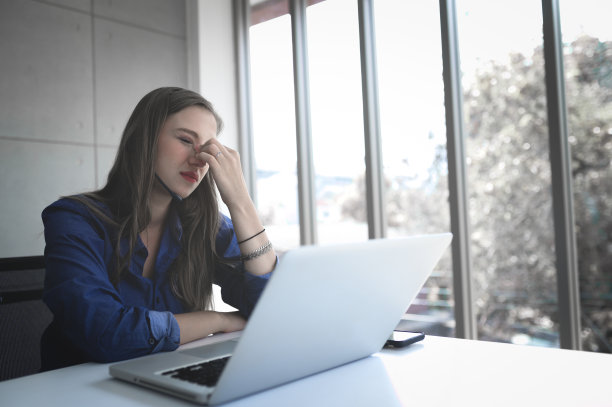 呼叫中心服务。客户支持或销售代理的照片。帮助电话接听和电话营销。女性来电者或前台接线员。呼叫中心的工作人员对这项服务感到头疼。图片下载