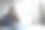 呼叫中心服务。客户支持或销售代理的照片。帮助电话接听和电话营销。女性来电者或前台接线员。呼叫中心的工作人员对这项服务感到头疼。图片下载