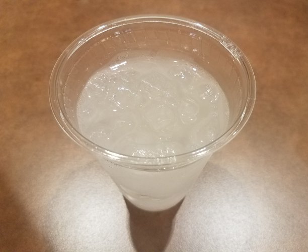 塑料杯加冰水图片下载