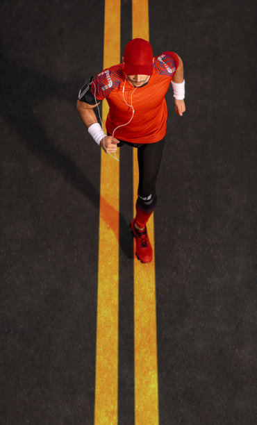 健壮的年轻人在户外跑步图片下载