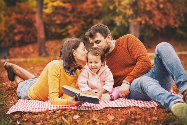 年轻的家庭快乐图片下载