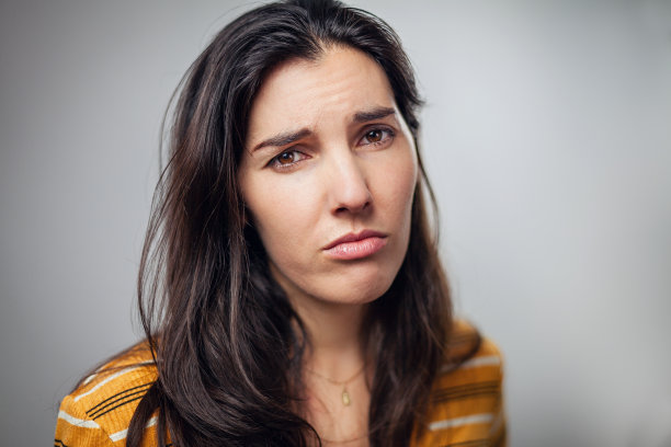 一个悲伤的女人的肖像图片下载