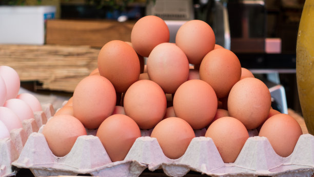 硬纸板上的新鲜鸡蛋图片下载