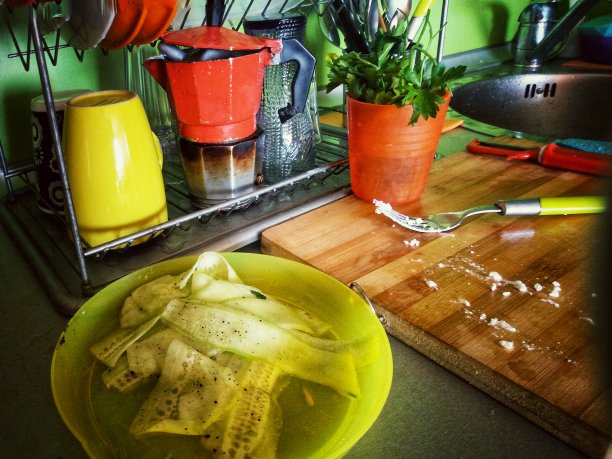 在厨房准备素食午餐图片下载