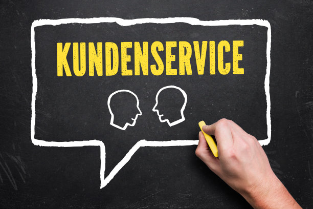 手在一个语音框里用德语写着“客户服务”图片下载