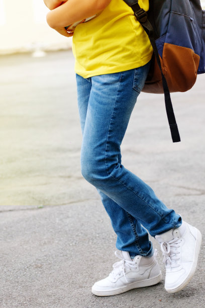 带着背包和笔记本的男孩图片下载