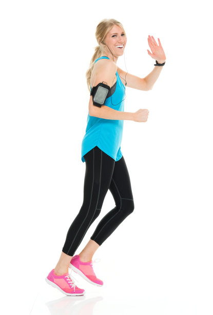 一个人/全身/侧视图/侧面视图20-29岁的成年人美丽的金发高加索年轻女性/女运动员/运动员跑步/慢跑/运动在白色背景谁是微笑/快乐/愉快图片下载