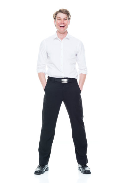 正面/侧面/全长/一个20-29岁的成年人英俊的人白人青年男子/男性商人/在白人背景谁是微笑/快乐/愉快的手在口袋图片下载