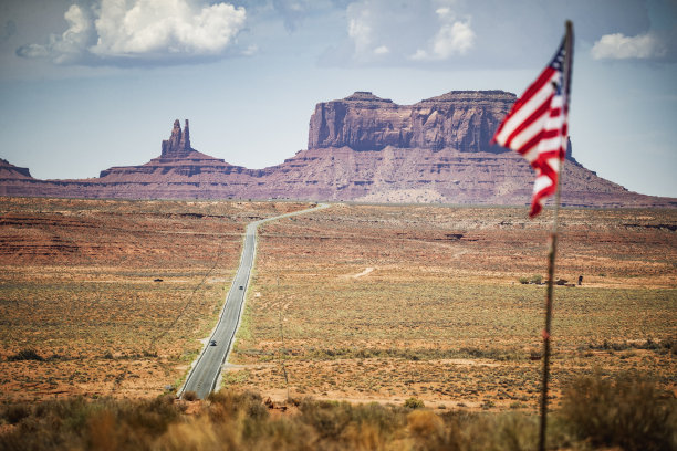 纪念碑谷和163号公路的典型景观图片下载