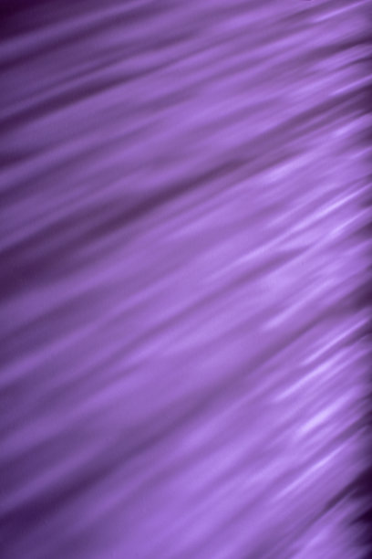 光反射在墙上，染成了紫色图片下载