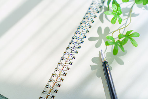 木制背景上的笔记本和钢笔图片下载